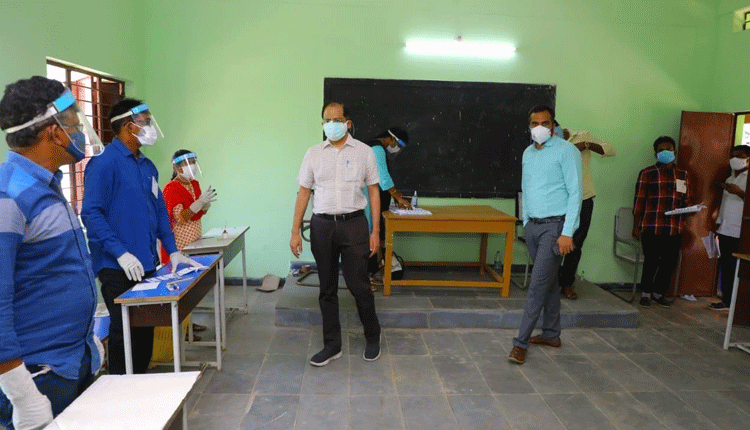 పోలింగ్‌ సరళిని పరిశీలించిన అబ్జర్వర్‌