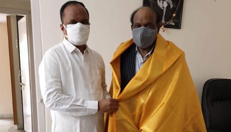 ప్రొఫెస‌ర్ ర‌వీంద‌ర్ గుప్తాకు కోలేటి దామోద‌ర్ అభినంద‌న‌లు