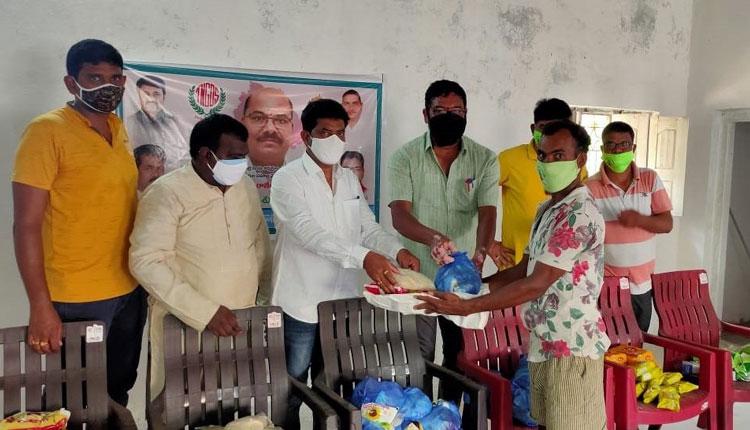వలస కార్మికులకు నిత్యావసర సరుకుల పంపిణీ