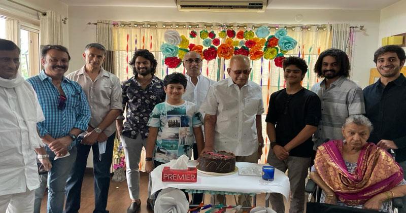 ఫ్యామిలీతో బ‌ర్త్‌డే జ‌రుపుకున్న సూప‌ర్ స్టార్ కృష్ణ‌