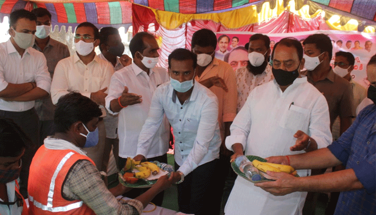 మధ్యాహ్న భోజనాన్ని పంపిణీ చేసిన మంత్రి ఐకే రెడ్డి