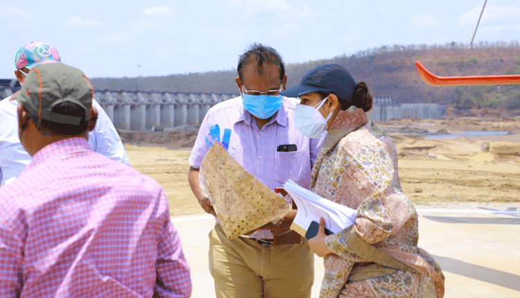 సమ్మక్క బ్యారేజీ పనులు త్వరగా పూర్తి చేయాలి : స్మితా సభర్వాల్