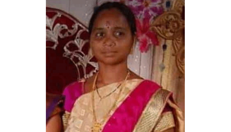 కరోనాతో మేడారం పూజారి భార్య మృతి