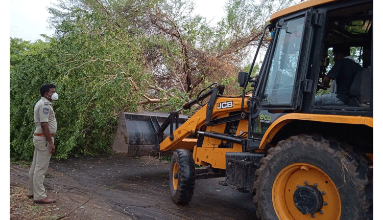 రోడ్డుపై కూలిన చెట్లు..తొలగించిన ఎస్ఐ