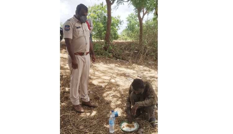 మానవత్వం చాటిన కోటపల్లి ఎస్‌ఐ