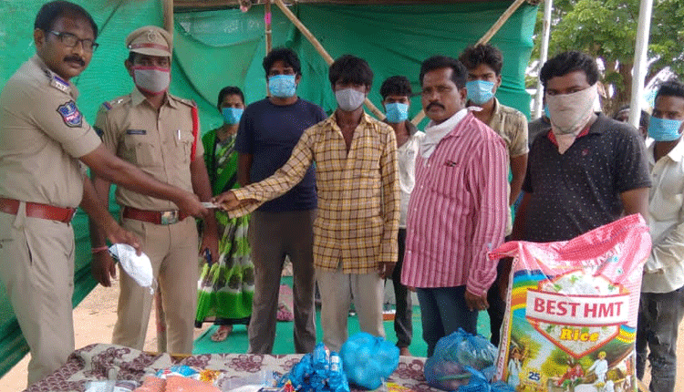 మానవత్వం చాటిన చెన్నూర్ పోలీసులు