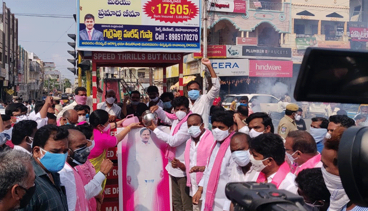 మెడికల్‌ కళాశాలలు : సీఎం కేసీఆర్‌ చిత్రపటాలకు పాలాభిషేకం
