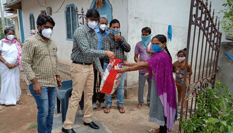 కరోనా బాధితులకు నిత్యావసర వస్తువులు అందజేత