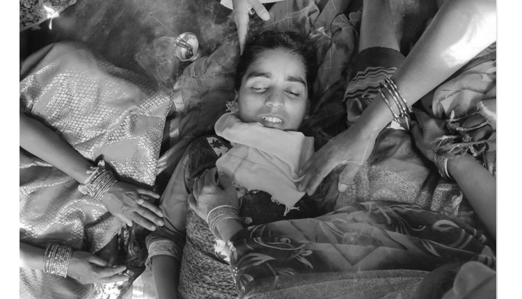 ఉరేసుకొని యువతి ఆత్మహత్య