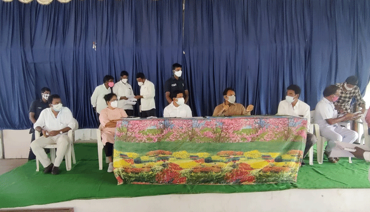 ధాన్యం నిల్వల కోసం ప్రభుత్వ భవనాలను వినియోగించండి