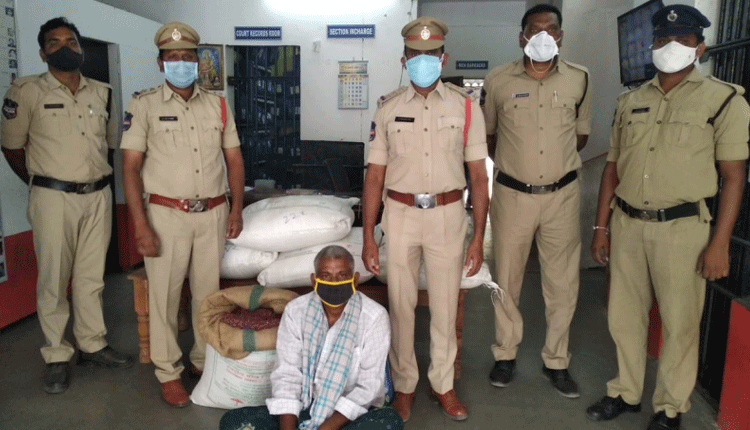 రెండు క్వింటాళ్ల నకిలీ పత్తి విత్తనాల పట్టివేత