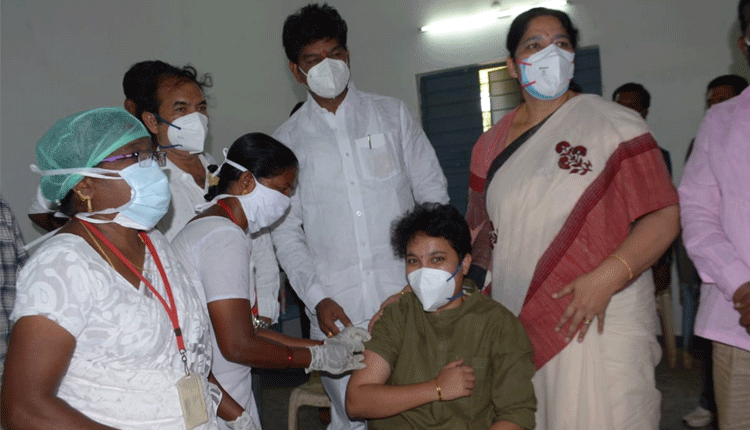 కరోనా వ్యాక్సిన్‌ రెండో డోస్‌ తీసుకున్న మంత్రి సత్యవతి