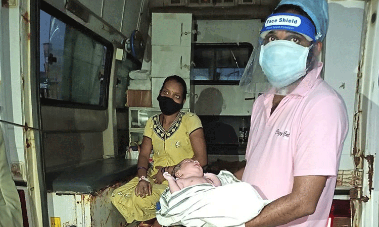 కరోనా పాజిటివ్‌ గర్భిణికి కాన్పు చేసిన వైద్యులు