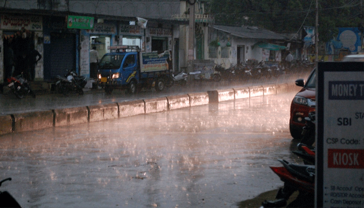 మహబూబాబాద్ జిల్లాలో అకాల వర్షం..తడిసిన ధాన్యం