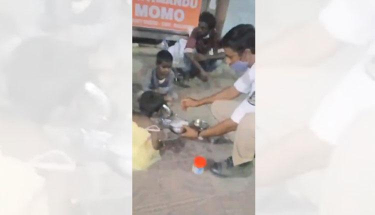 చిన్నారుల ఆక‌లి తీర్చిన ట్రాఫిక్ పోలీస్‌పై స‌ర్వ‌త్రా ప్ర‌శంస‌లు