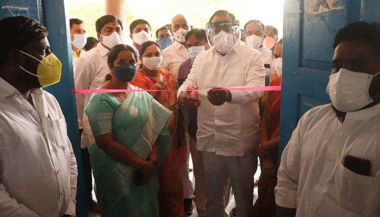 అందుబాటులోని వ్యాక్సిన్స్‌తో క‌రోనా తీవ్ర‌త త‌గ్గించేందుకు య‌త్నం