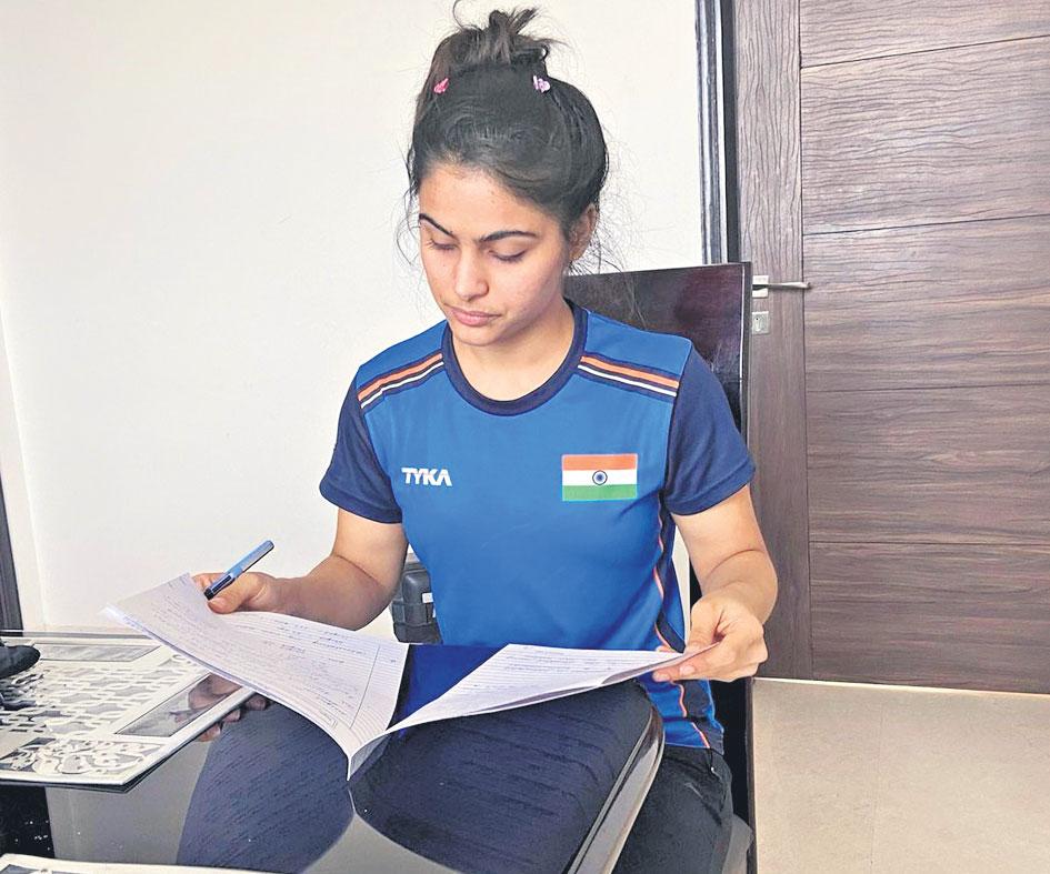 పుస్తకాలతో కుస్తీ.. గన్నులతో దోస్తీ