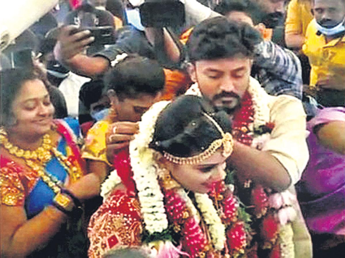 వినువీధిలో వివాహ వేడుక!