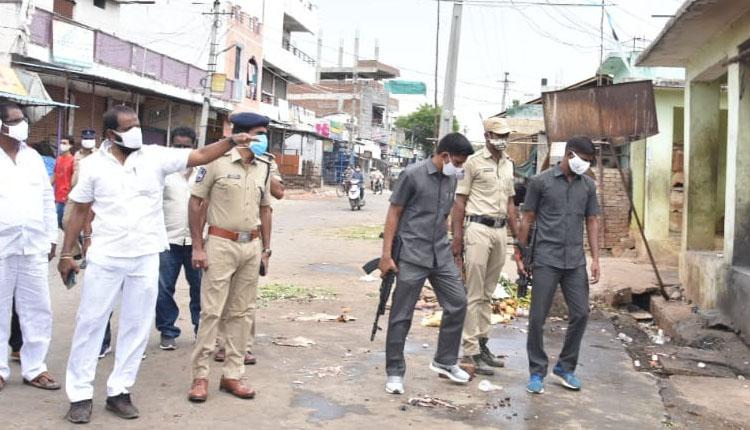 మానవతా దృక్పథంతో వైద్యం అందించాలి