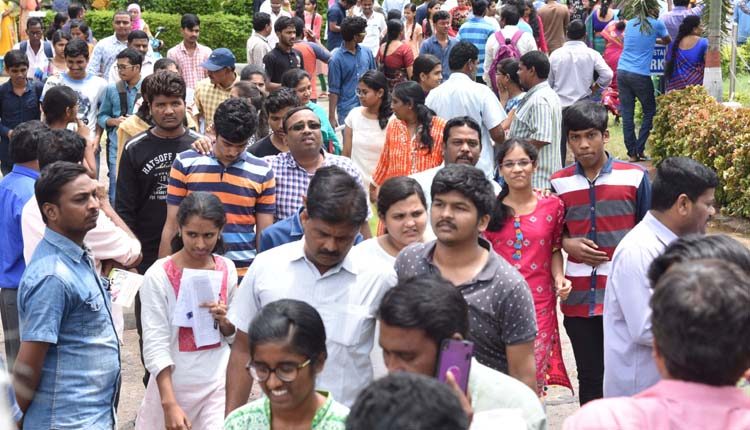 కష్టకాలంలోనూ స్కాలర్‌షిప్‌లు