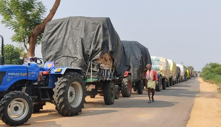 కొనుగోలు కేంద్రానికి భారీగా ధాన్యం