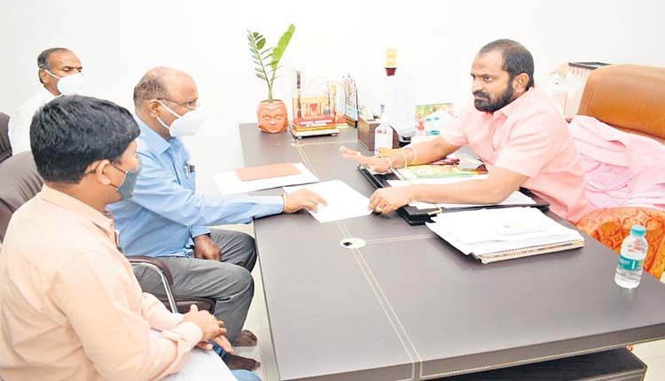 అభివృద్ధి పనుల్లో  వేగం పెంచాలి