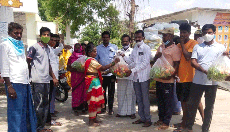 కూతురు పుట్టిందని ఊరంతా కూరగాయల పంపిణీ
