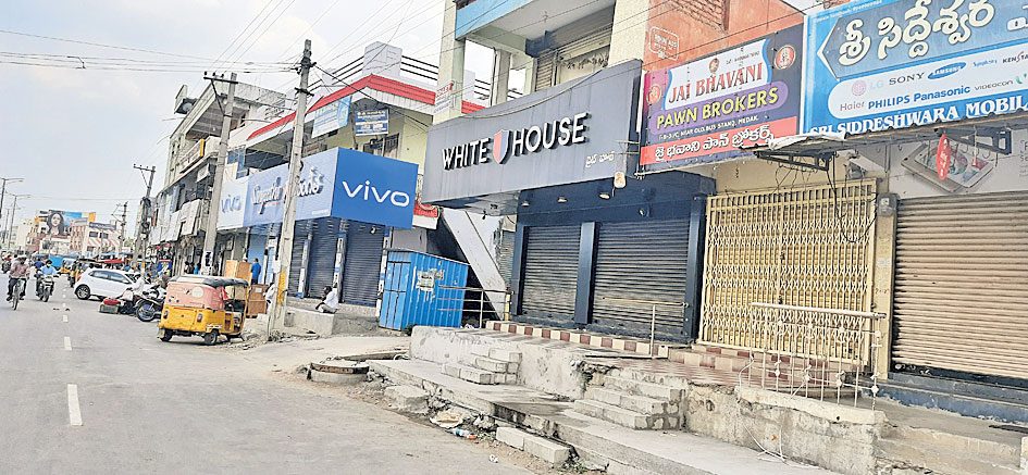 కొనసాగుతున్న స్వచ్ఛంద లాక్‌డౌన్‌