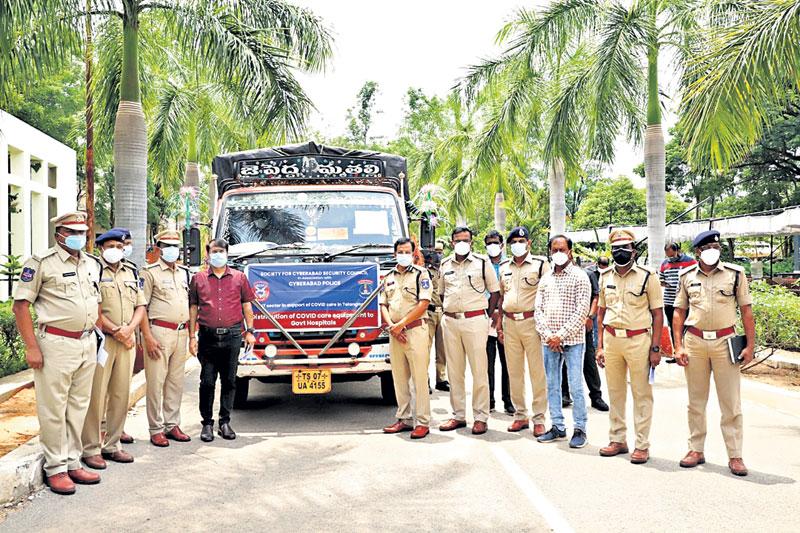 కష్ట కాలంలో కార్పొరేట్ల దాతృత్వం