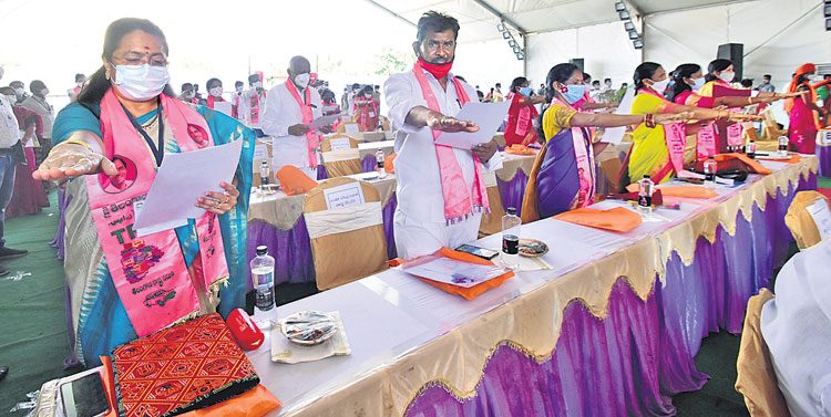 ‘ఆమె’కే అగ్రపీఠం