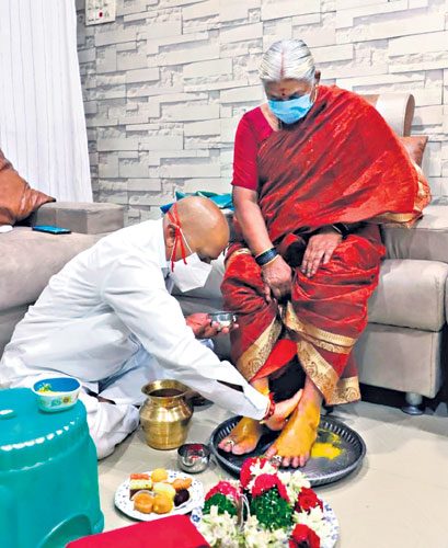 మాతృమూర్తికి ఎమ్మెల్యే పాదాభిషేకం