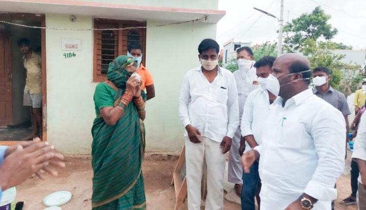 క‌రోనా మృతుల కుటుంబాల‌కు ఎమ్మెల్యే చిరుమ‌ర్తి ఆర్థిక‌సాయం