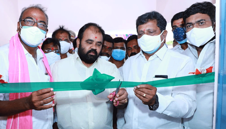 మెడికల్ కిట్స్‌ను అందజేసిన ఎంపీ బడుగుల