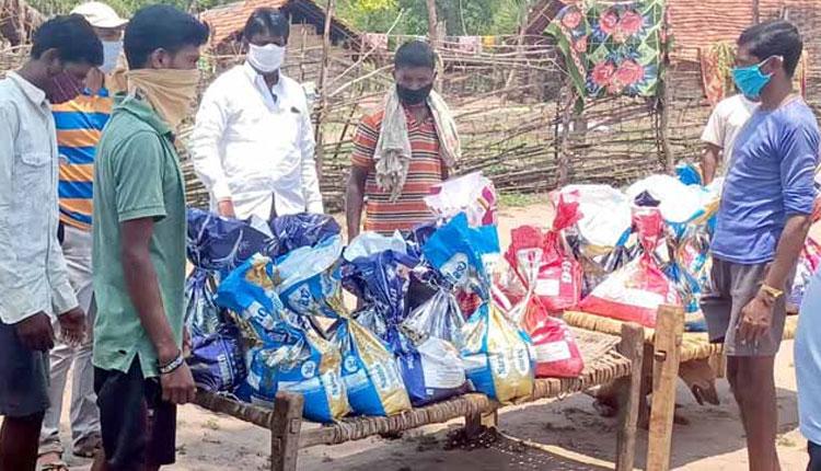 ములుగులో 400 కుటుంబాలకు నిత్యావసరాలు పంపిణీ
