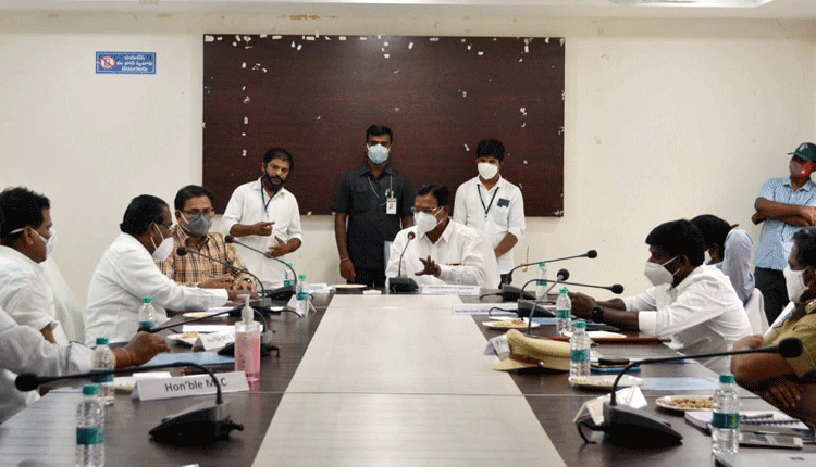 మందులతో పాటు మానసిక ధైర్యం కల్పించాలి : మంత్రి నిరంజన్‌ రెడ్డి