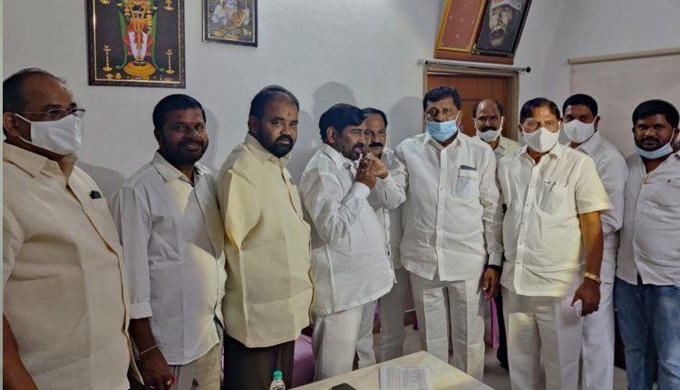 నల్లగొండలో టీఆర్‌ఎస్‌ శ్రేణుల సంబురాలు