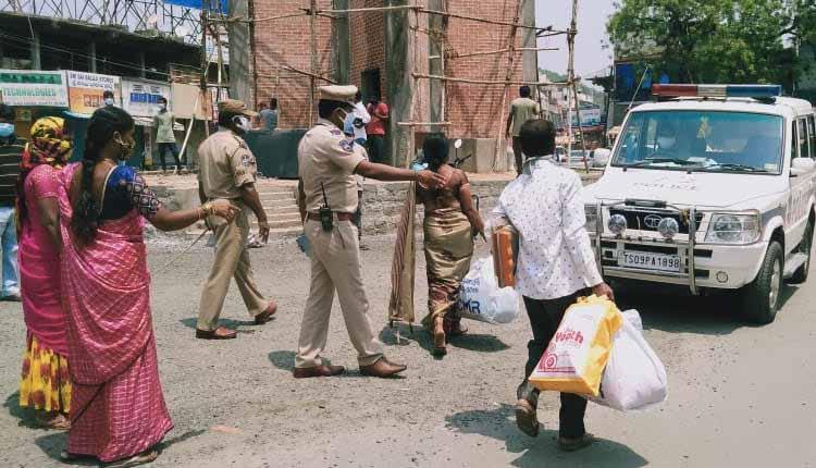 సీఐ వాహనంలో పెండ్లివారు..