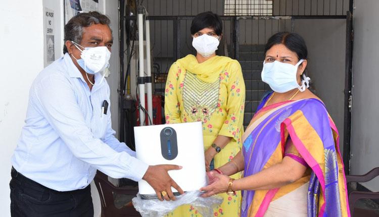 ఆక్సిజన్‌ కాన్సంట్రేటర్‌ అందజేత