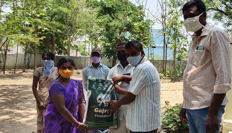 కరోనా బాధితులకు బియ్యం పంపిణీ