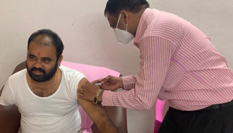 అర్హులంతా వ్యాక్సిన్‌ వేయించుకోవాలి