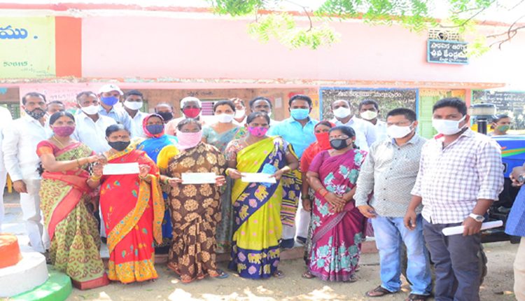 కల్యాణలక్ష్మి చెక్కులు పంపిణీ