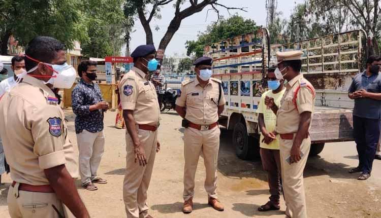 అడుగడుగునా తనిఖీలు