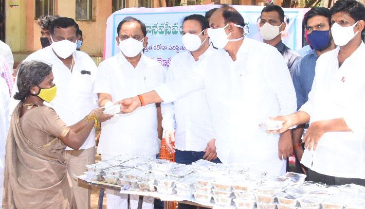 కరోనా బాధితులకు అన్నదానం