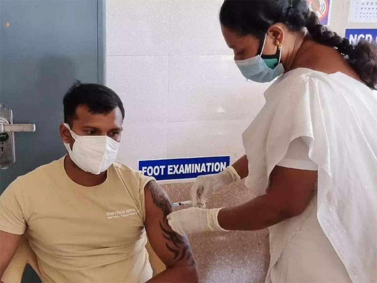 కరోనా వ్యాక్సిన్‌ వేయించుకున్న  నటరాజన్‌
