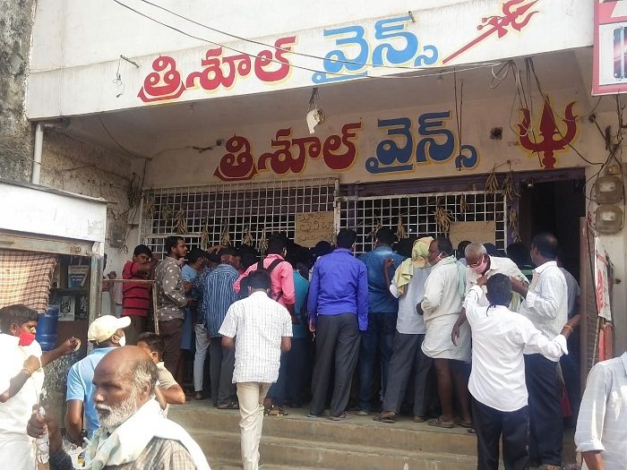 వైన్‌ షాపుల వద్ద బారులుదీరిన జనం