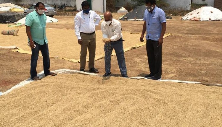 అకాల వర్షం.. తడిసిన ధాన్యం