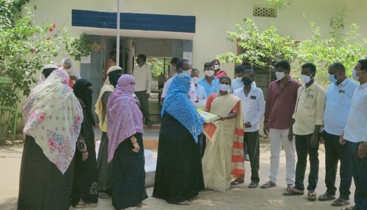 ముస్లిములకు రంజాన్‌ తోఫాల పంపిణీ