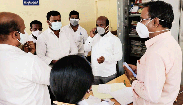 నార్కట్ పల్లి పీహెచ్‌సీని తనిఖీ చేసిన ఎమ్మెల్యే