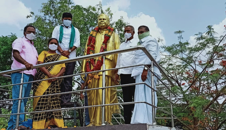 సురేందర్‌ రెడ్డికి నివాళులు అర్పించిన ఎంపీ సంతోష్‌ కుమార్‌