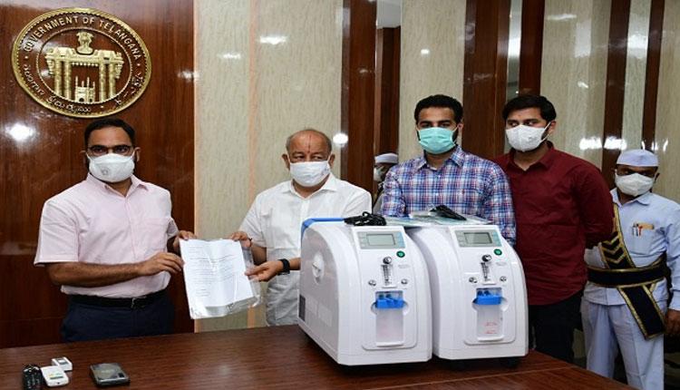 క‌రీంన‌గ‌ర్ క‌లెక్ట‌ర్‌కు 10 ఆక్సిజ‌న్ కాన్సన్‌ట్రేటర్ల విరాళం